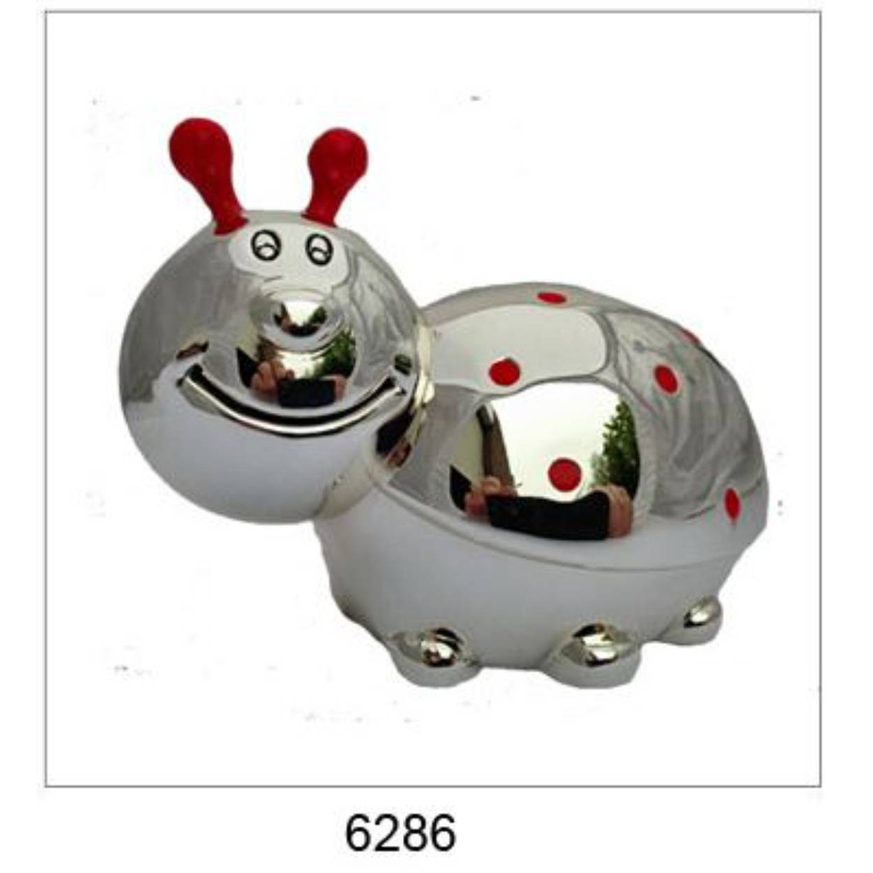 De SPAARPOT VERZILVERD LIEVENHEERBEESTJE met modelnummer WG-06286 is een prachtig verzilverd cadeau in de categorie geboortegeschenken. Het is ideaal voor het opslaan van munten en als decoratief item in de kinderkamer. Dit product is niet om te dragen, maar om te gebruiken als een waardevol en stijlvol geboorte- of doopcadeau.