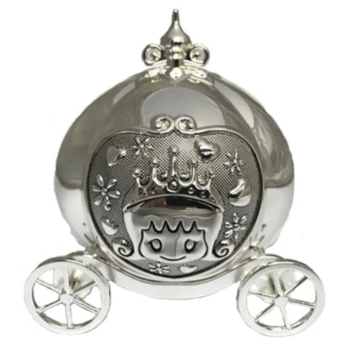 De SPAARPOT VERZILVERD KOETS, model WG-06301, heeft een elegant en tijdloos ontwerp, perfect als geboortecadeau. Deze spaarpot, met een gedetailleerde zilveren afwerking, is ideaal voor het bewaren van de eerste spaargeld van een kind. Niet om te dragen, maar om te bewonderen en bewaren op een speciale plek in de kinderkamer.