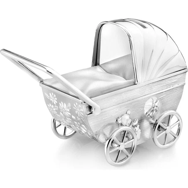 De SPAARPOT VERZILVERD WANDELWAGEN, modelnummer WG-08450, in de categorie BIRTH_ARTICLES, is een prachtig verzilverd pronkstuk. Ideaal als decoratief element in de kinderkamer of als uniek geschenk bij geboortes. Gebruik het als spaarpot voor de eerste centjes van de kleine. Let op: niet geschikt om te dragen, maar om van te genieten als herinnering.