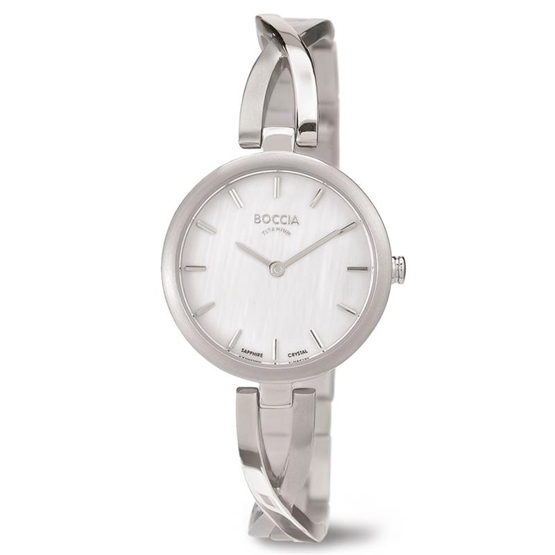 Boccia Titanium 3239-01
Dit dameshorloge van Boccia Titanium heeft een nette uitstraling. De zilverkleurige horlogekast zorgt voor een stijlvolle look en de parelmoer wijzerplaat maakt het horloge chique. Het horloge heeft een ronde kast met een diameter van 28mm, een saffierglas en is 5ATM. Combineer dit prachtige exemplaar met de andere sieraden van Boccia Titanium voor een complete look. Aan de titanium kast zit een titanium fijne bangle band.

HET MERK
Boccia Titanium is het titanium merk van Nederland, dat zijn oorsprong in Duitsland vindt en is opgericht in het jaar 1992. Ontwikkeld door internationale ontwerpers. Alle titanium componenten van de BOCCIA TITANIUM collectie zijn gemaakt van 99,7% puur titanium; het bijzondere materiaal. Het is licht in gewicht, neemt de temperatuur van de huid aan en is zeer huidvriendelijk. Bovendien is het corrosie- en temperatuurbestendig.

SPECIFICATIES
- Saffier glas
- Ronde titanium horlogekast, &Oslash; 28mm
- Titanium bangle band
- Parelmoer wijzerplaat
- 5ATM (Regen- & spatwaterdicht)
