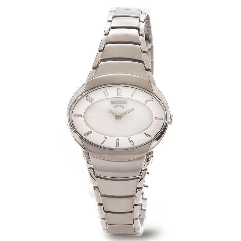 Boccia Titanium 3255-03
Dit dameshorloge van Boccia Titanium heeft een nette uitstraling. De zilverkleurige horlogekast zorgt voor een stijlvolle look en de parelmoer wijzerplaat maakt het horloge chique. Het horloge heeft een ovale kast met een diameter van 32mm, een mineraalglas en is 5ATM. Combineer dit prachtige exemplaar met de andere sieraden van Boccia Titanium voor een complete look. Aan de titanium kast zit een titanium schakelband.

HET MERK
Boccia Titanium is het titanium merk van Nederland, dat zijn oorsprong in Duitsland vindt en is opgericht in het jaar 1992. Ontwikkeld door internationale ontwerpers. Alle titanium componenten van de BOCCIA TITANIUM collectie zijn gemaakt van 99,7% puur titanium; het bijzondere materiaal. Het is licht in gewicht, neemt de temperatuur van de huid aan en is zeer huidvriendelijk. Bovendien is het corrosie- en temperatuurbestendig.

SPECIFICATIES
- Mineraal glas
- Ovale titanium horlogekast, Ø 32mm
- Titanium schakelband
- Parelmoer wijzerplaat
- 5ATM (Regen- & spatwaterdicht)