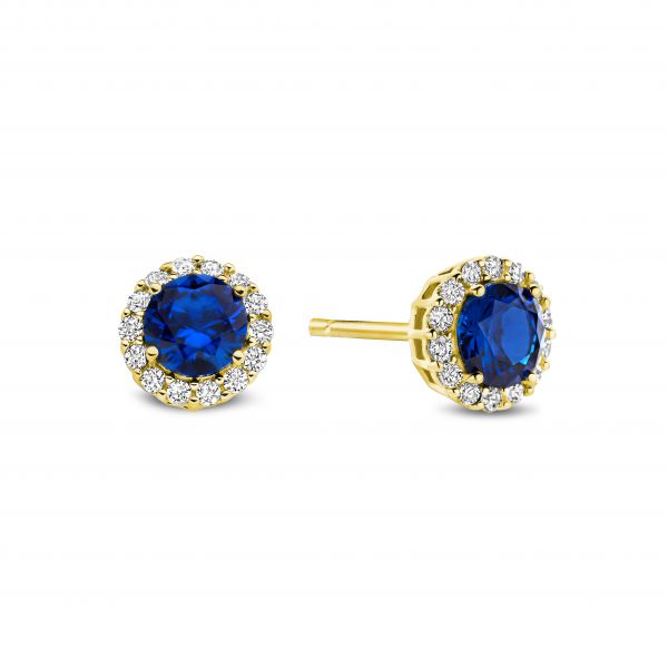 De 925 Silver Marella Stud Earrings zijn elegante oorbellen met een witte en safierblauwe zirconia steentjes. Het klassieke ontwerp maakt ze perfect voor elke gelegenheid, of je nu een casual outfit wilt verfraaien of een chique uitstraling wilt creëren.