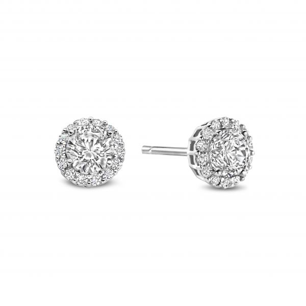 De 925 Silver Sara Stud Earrings zijn een tijdloze klassieker, versierd met sprankelende zirconia steentjes. Deze elegante oorbellen voegen een vleugje glamour toe aan je dagelijkse look en zijn perfect voor zowel casual als speciale gelegenheden. Draag ze solo of combineer ze met andere sieraden voor een verfijnde uitstraling.