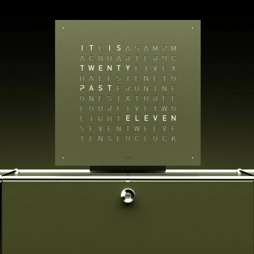 Een klok van Qlocktwo model Earth 45x45 in kleur Oliver Green limited edition.