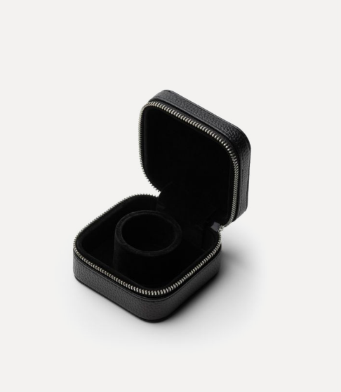 De Jewelry Travel Case Black Small is de perfecte compacte oplossing om je sieraden veilig en georganiseerd te bewaren tijdens het reizen. In het middencompartiment kun je ringen, oorbellen en hangers netjes opbergen, terwijl de ruimte eromheen ideaal is voor armbanden. De case is gemaakt van RCS-gecertificeerd gerecycled PU en heeft een zachte voering van GRS-gecertificeerd gerecycled polyester om je sieraden optimaal te beschermen. De duurzame sieradenetui is afgewerkt met een zilverkleurige BTB-ritssluiting en BUDDHATOBUDDHA logo’s die in reliëf zijn aangebracht.