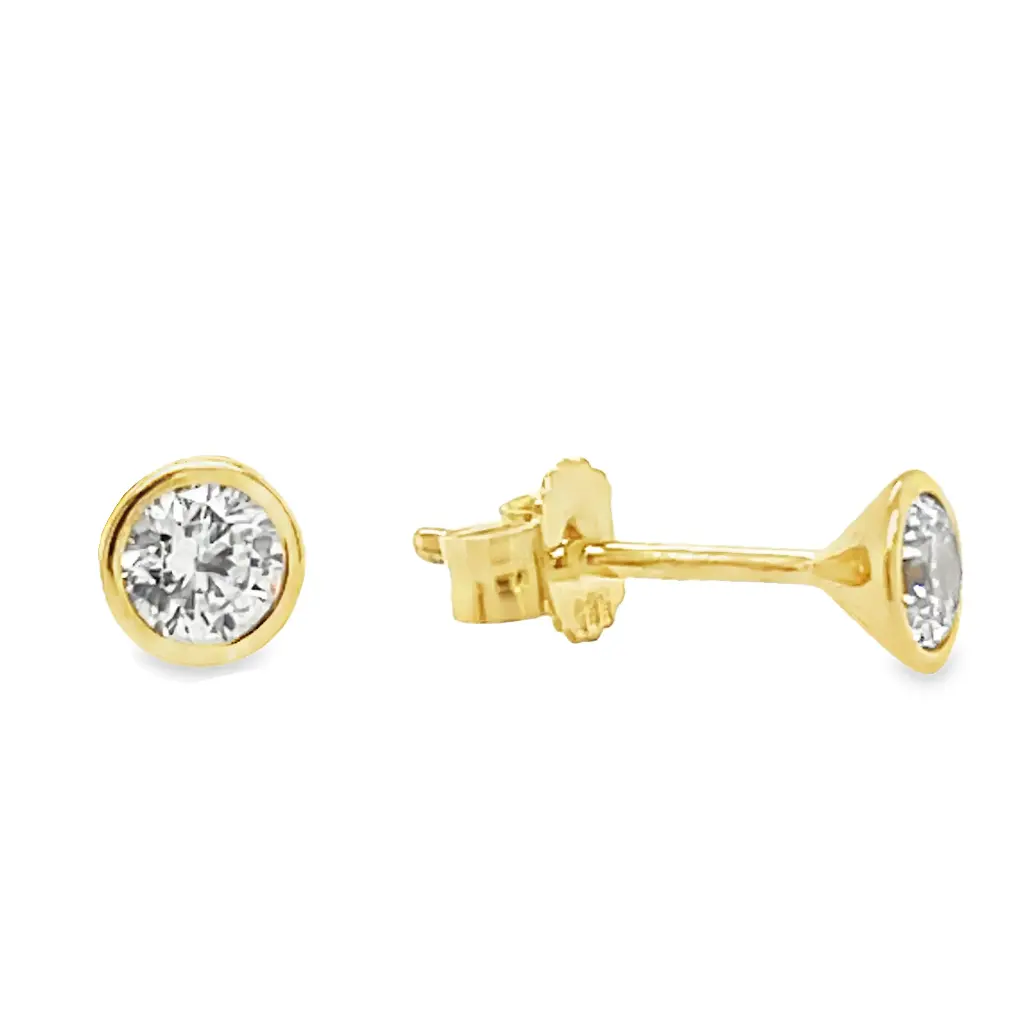 geelgouden 14 karaat oorknoppen met zirkonia steen 4,2mm
Materialen: Goud 585
Materiaal kleur: Geel
Stenen: Zirkonia