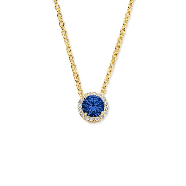 De 925 Silver Marella Necklace is een elegante ketting met sprankelende witte en safierblauwe zirconia steentjes. Het tijdloze ontwerp maakt het een perfecte aanvulling op elke outfit, of je nu kiest voor een casual look of een chique uitstraling. Draag hem solo voor een verfijnde statement of combineer met andere sieraden voor een gelaagde, stijlvolle look.