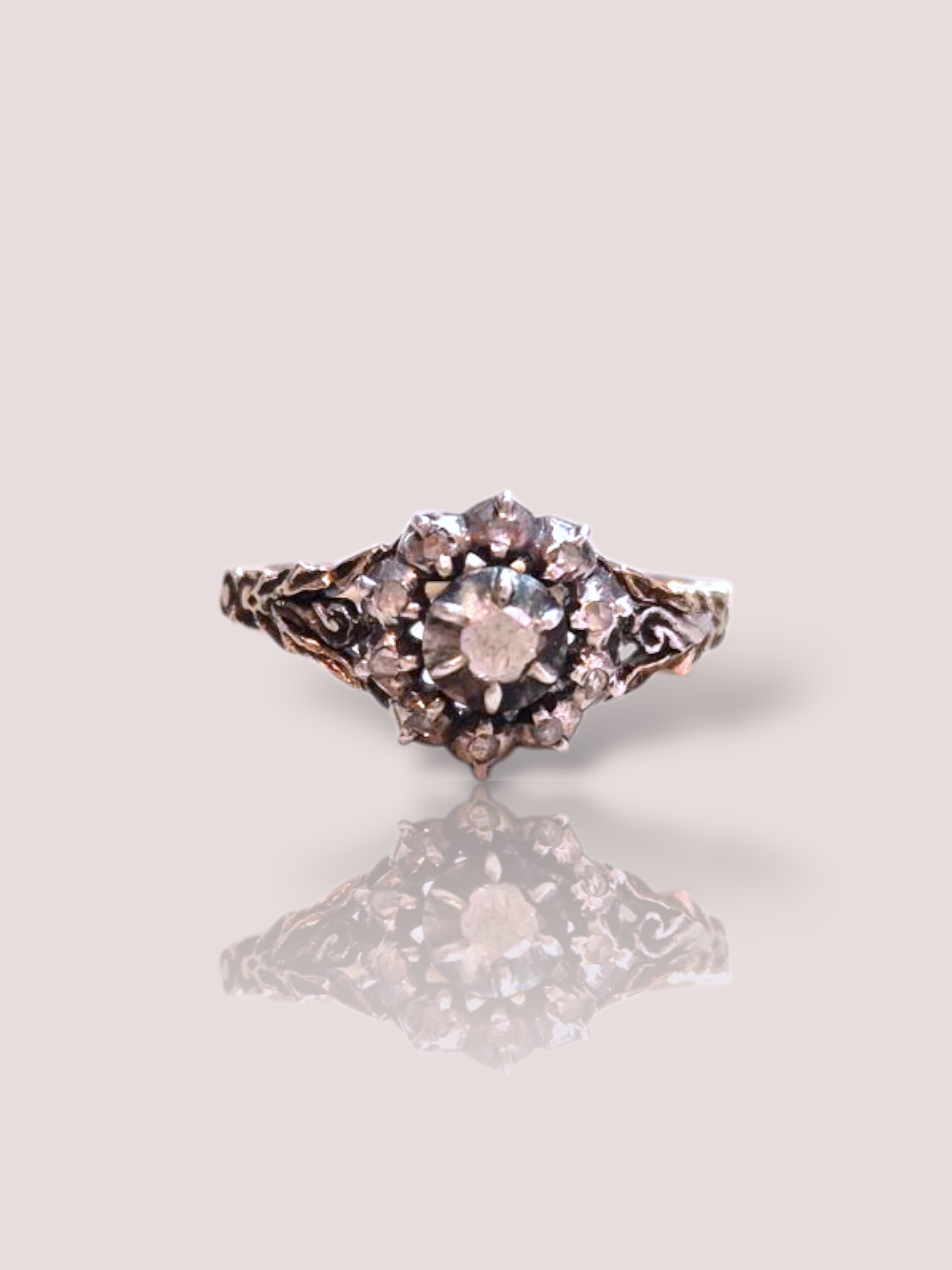 Deze antieke 14k geel gouden ring is voorzien van een roos geslepen diamant van 0,07ct met hierom heen nog eens 10 kleinere roos geslepen diamantjes gezet in zilver. Ideaal voor speciale gelegenheden, voegt het een vleugje elegantie toe aan elke outfit. Draag het samen met andere gouden sieraden voor een verfijnde look. Een tijdloze aanvulling op je sieradencollectie.