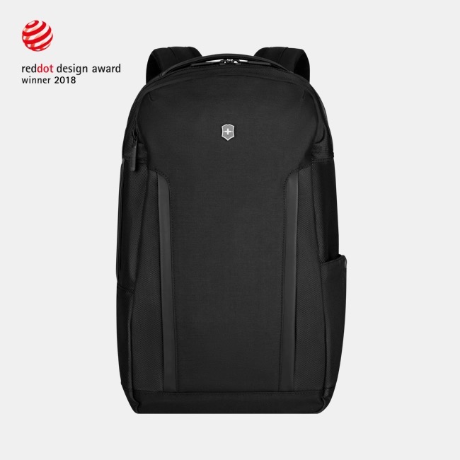 Altmont Professional Deluxe Travel Laptop Backpack – 602155

Belangrijkste Kenmerken
Uitneembare Essentials Organizer
Handige, verwijderbare organizer voor kabels, accessoires en kleine items.
Elegant en Duurzaam Materiaal
Gemaakt van hoogwaardig polyester dat stijl en stevigheid combineert.
Geïntegreerd Cijferslot
Extra beveiliging voor uw waardevolle spullen tijdens het reizen.
Winnaar Red Dot Award: Product Design 2018
Bekroond voor uitmuntend ontwerp en functionaliteit.
Productomschrijving
Geïnspireerd op het iconische Zwitserse zakmes van Victorinox, combineert deze rugzak de robuuste techniek van alpine rugzakken met de behoeften van de moderne professional. De Altmont Professional Deluxe Travel Laptop Backpack is ontworpen voor zakelijke reizen en mobiel werken.

De hoofdcompartiment opent als een boek voor gemakkelijk inpakken en bevat:

Documentenvak
Ritsvak en opbergvak
Stash pocket
Afwasbaar ritsvak voor toiletartikelen
Deze slimme rugzak zorgt ervoor dat u altijd goed georganiseerd en voorbereid op pad gaat.

Specificaties
Afmetingen: 46 x 26 x 30 cm
Gewicht: 1 kg
Inhoud: 25 liter
Materiaal: Polyester
Kleur: Zwart
Laptopformaat: tot 15.4" (39 cm)
Land van herkomst: China / Vietnam
Garantie: Victorinox 1+10 jaar garantie