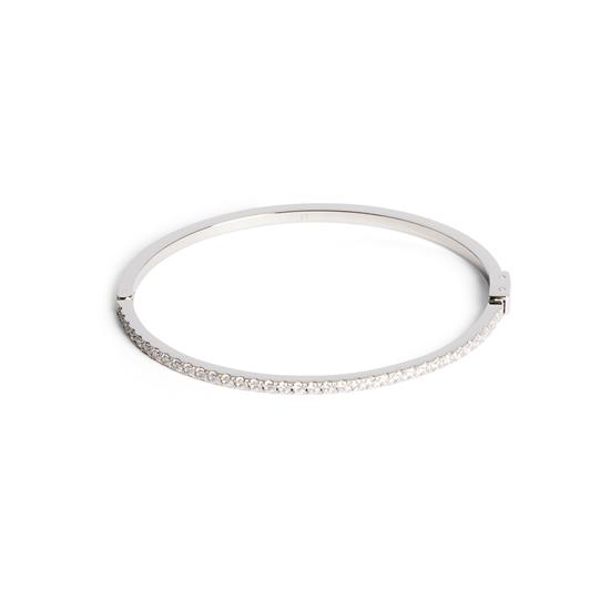 De Eternal Love-armband van COEUR DE LION is het perfecte symbool van eeuwige liefde – een statement dat zowel modern als tijdloos is.
Gemaakt van hoogwaardig roestvrij staal, staat hij voor duurzaamheid en stijl, terwijl de sprankelende zirkonia's in kristal, blauw of de glinsterende kleuren van de regenboog de vele facetten van de liefde weerspiegelen. Of het nu in elegant zilver of warm goud is, deze bangle is meer dan zomaar een accessoire. Hij is een eerbetoon aan de eeuwige liefde en zal je op elk moment stijlvol vergezellen. Perfect om een ​​vleugje magie en gevoel aan je look toe te voegen.
De sieraden uit de Eternal Unity collectie passen er goed bij.