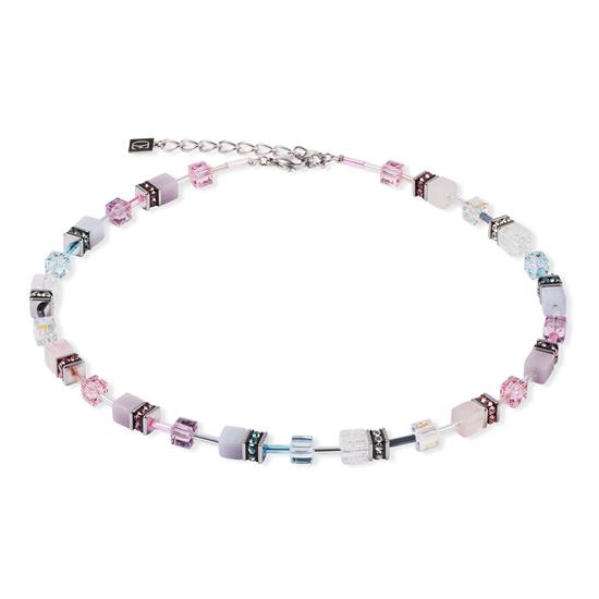 Zachte pasteltinten met een fascinerende schittering - de GeoCUBE® Iconic Precious ketting roze-lila combineert de delicate kleuren van chalcedoon, bergkristal en rozenkwarts met kostbare Swarovski-kristalblokjes®. Fijne details van roestvrij staal in zilver zorgen voor een moderne en toch vrouwelijke look.