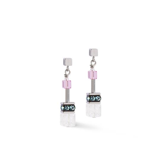 Delicaat, vrouwelijk en stijlvol - de GeoCUBE® Iconic Precious oorbellen roze-lila richten zich op de zachte nuances van chalcedoon, bergkristal en rozenkwarts, aangevuld met sprankelende Swarovski-kristalblokjes®. De pastelkleuren hebben een harmonieus en licht effect, terwijl roestvrij staal in zilver een moderne, heldere elegantie geeft. Perfect voor subtiele maar stijlvolle accenten.