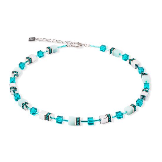 Fris, elegant en met een natuurlijke uitstraling - de GeoCUBE® Iconic Precious zilvergroene ketting combineert zacht glinsterende amazoniet met sprankelende Swarovski®-kristallen. De rustgevende groene tinten geven het sieraad een harmonieuze lichtheid, terwijl het zilverkleurige roestvrijstalen design zorgt voor een moderne, strakke look. Perfect voor iedereen die tijdloze elegantie wil combineren met een vleugje natuur.