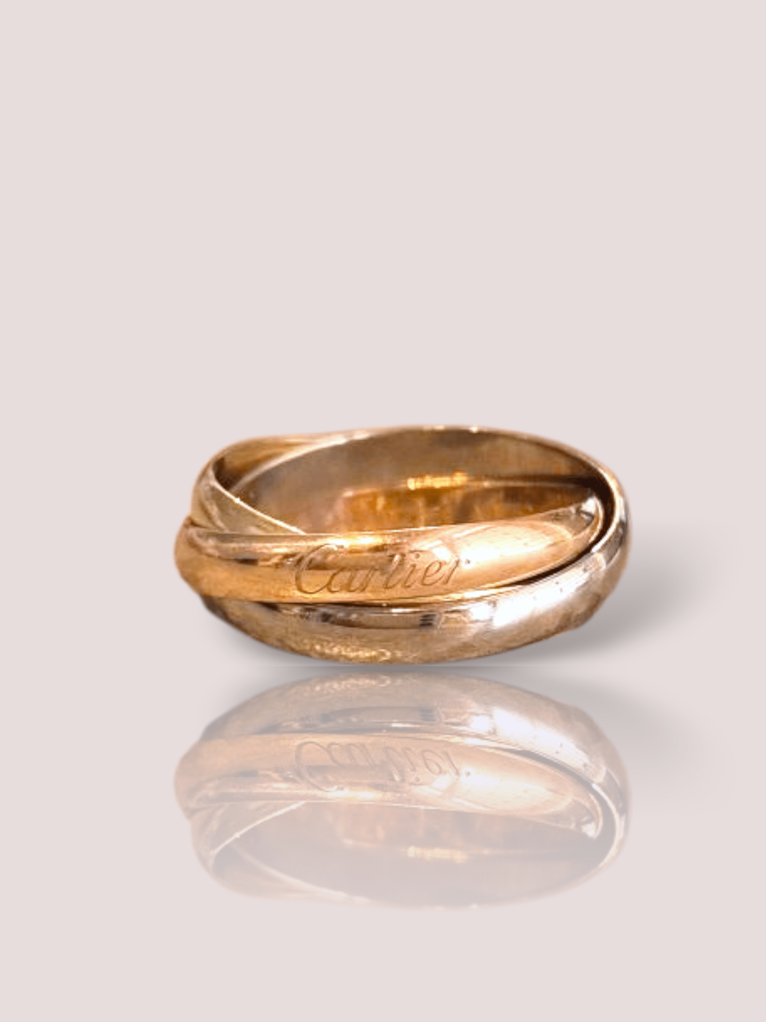 Deze vintage 18k Trinity Cartier ring is een prachtig sieraad van drie massief gouden ringen. Deze iconische ring bestaat uit drie met elkaar verweven ringen in geel, wit en roségoud. Perfect voor dagelijks gebruik of speciale gelegenheden. Draag hem solo of als stapelring voor een elegante, tijdloze uitstraling.

De ringen hebben een breedte van 2,85 mm het betreft hier dus de Cartier Trinity small. 