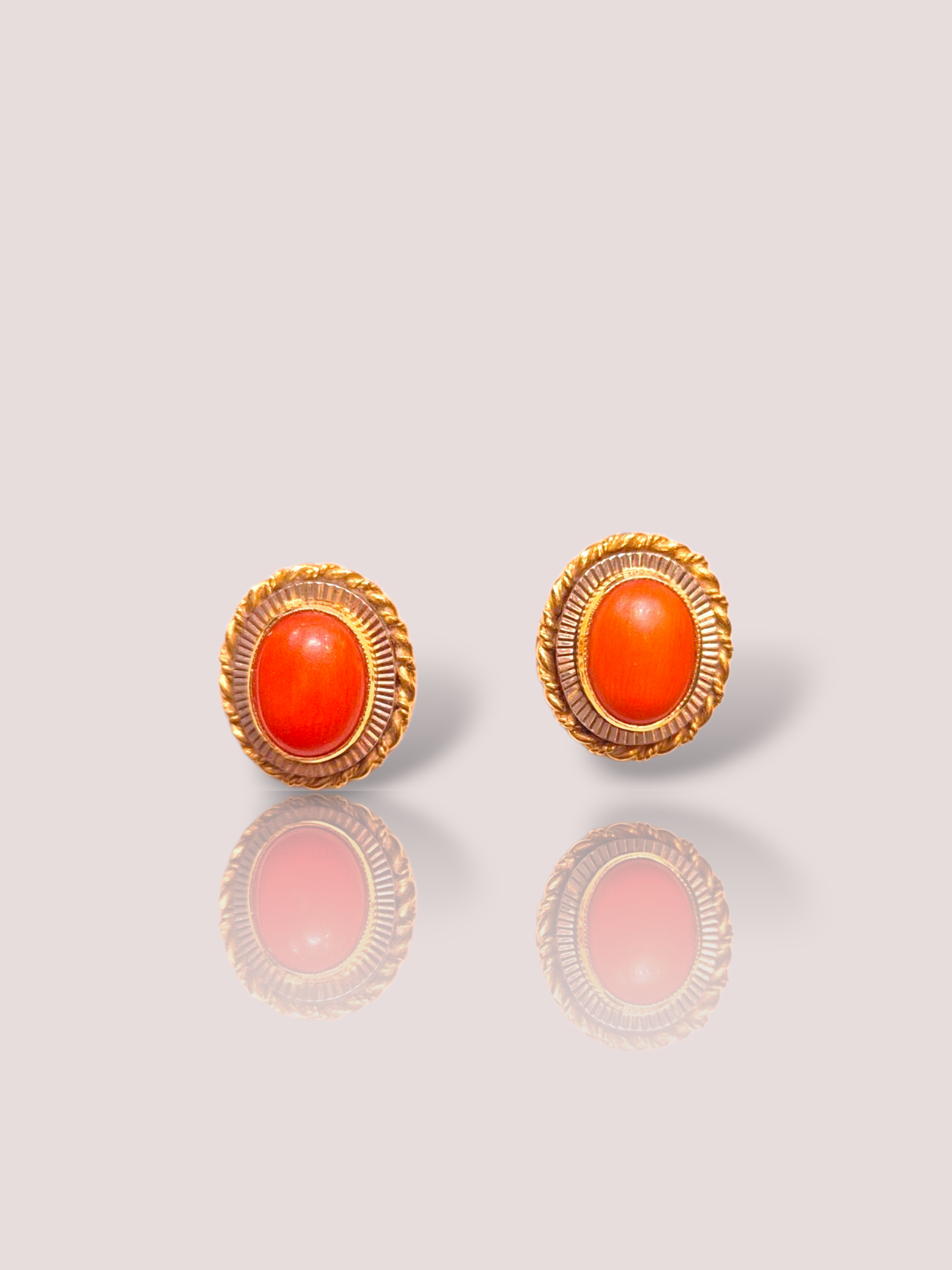 Deze prachtige vintage oorbellen zijn gemaakt van 18k geel goud en zijn voorzien van bloedkoraal stenen. De oorbellen hebben een klassiek en tijdloos design dat bij elke outfit past. Draag ze voor een stijlvolle en elegante look, of voeg een vleugje glamour toe aan je alledaagse outfit. Deze oorbellen zijn perfect voor speciale gelegenheden en zullen zeker de aandacht trekken.

De bloedkoralen zijn 9 bij 6 mm.