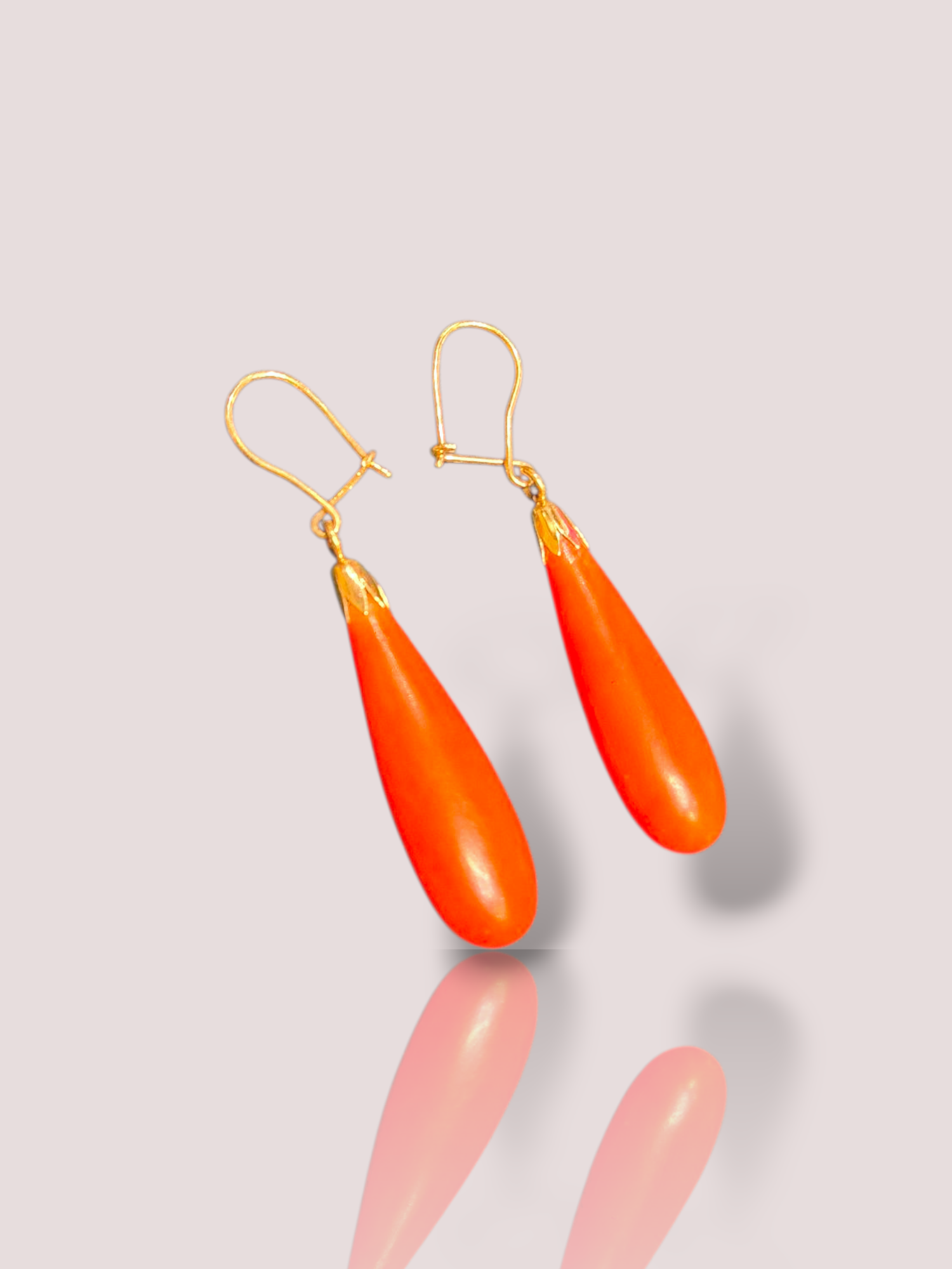 Deze prachtige vintage oorbellen zijn gemaakt van 14k geel goud en zijn versierd met bloedkoraal. De oorbellen hebben een klassiek en tijdloos ontwerp dat perfect is voor elke gelegenheid. Draag ze met een chique jurk voor een elegante look of combineer ze met een casual outfit voor een vleugje glamour. Deze oorbellen zijn een waardevolle toevoeging aan elke sieradencollectie.

De oorbellen vallen prachtig langs het gezicht, ze zijn 4,5 cm lang.