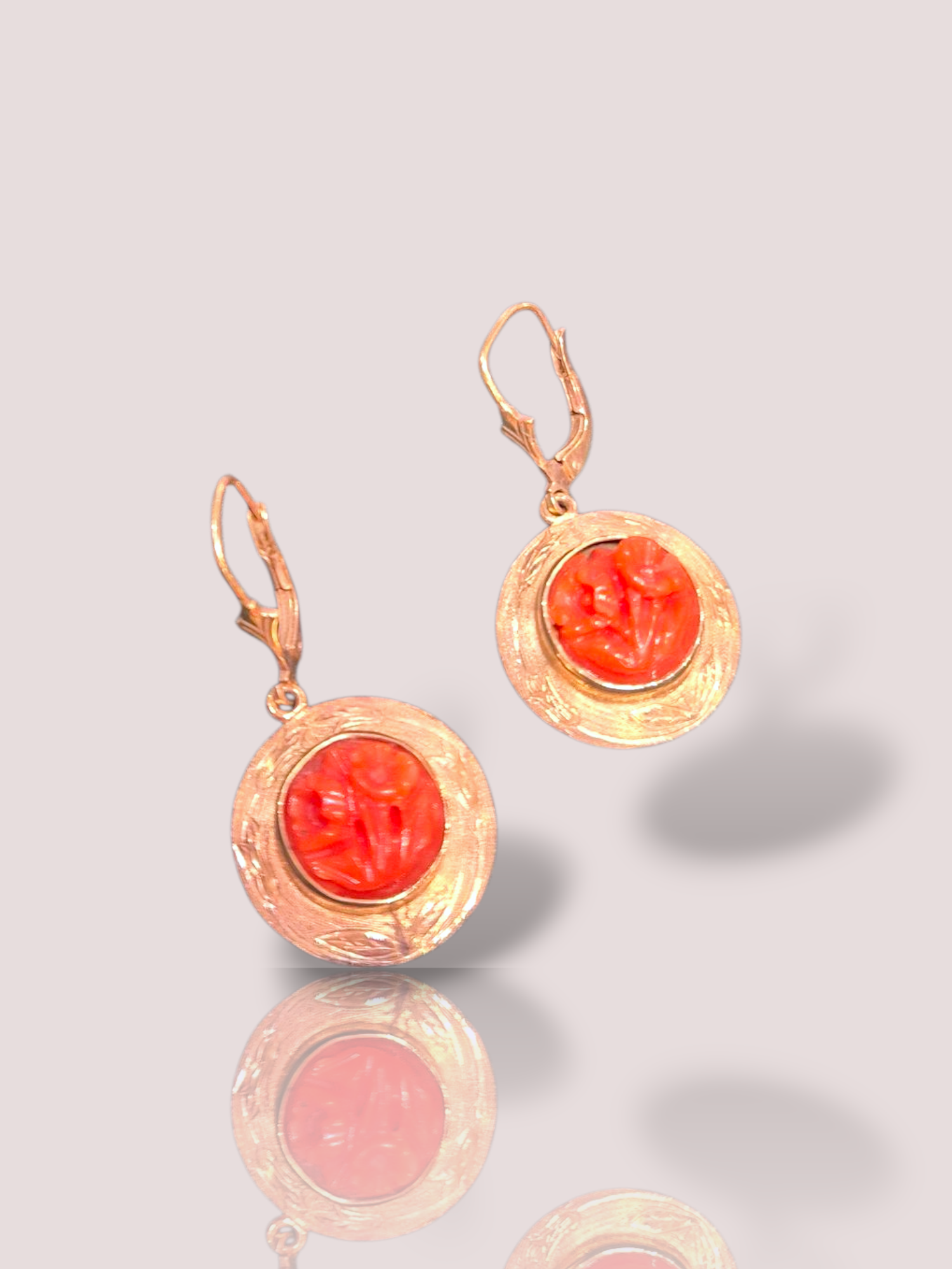 Deze vintage 14k geelgouden oorbellen zijn prachtig versierd met bloemen camee uit koraal. De oorbellen hebben een klassieke uitstraling en zijn perfect voor speciale gelegenheden. Draag ze met een elegant jurkje om je look compleet te maken. De oorbellen zullen zeker de aandacht trekken en een vleugje glamour toevoegen aan je outfit.

De oorbellen hebben een diameter van 1,8 cm. Het koraal heeft een diameter van 1 cm. Het goud rondom het koraal is gegraveerd met tulpen. 