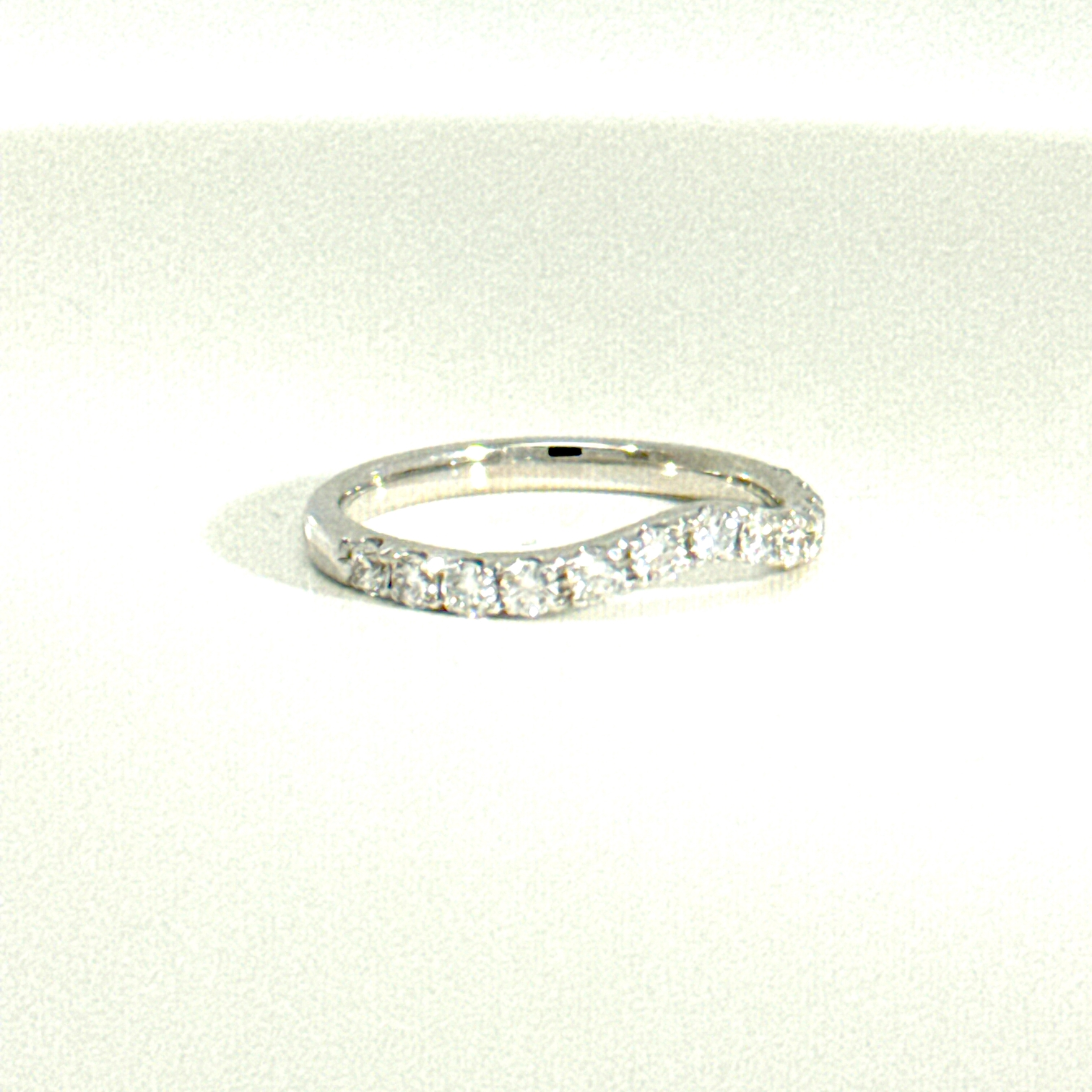 Eigen creatie gebogen ring 18 karaat met lab grown briljanten 13 x 0.35ct Kan gecombineerd worden. Zie foto. 
