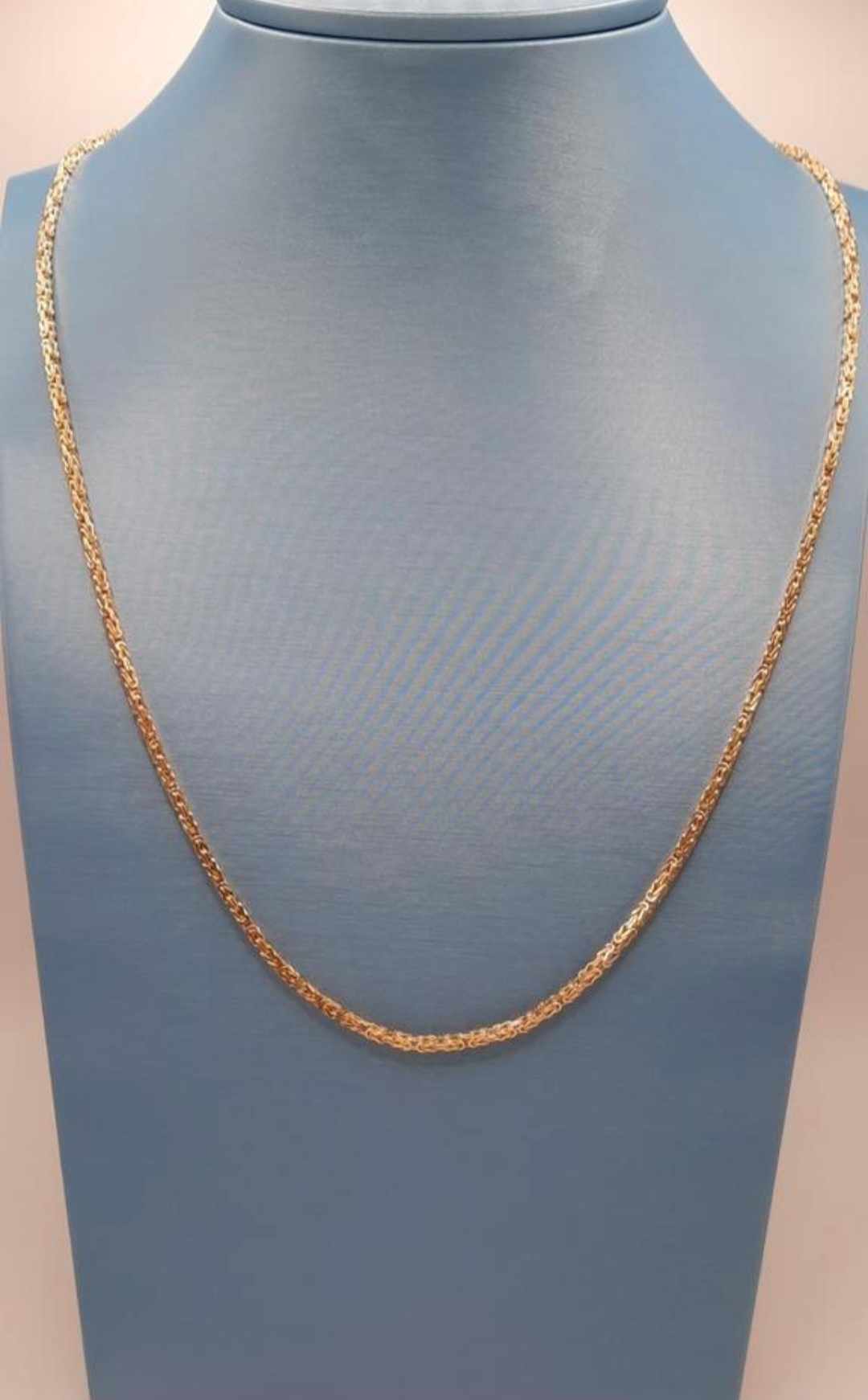 De gouden koningsketting BREA-RDL-0002852 is een elegante 14kt gouden halsketting met een glanzende afwerking. Met een breedte van 2,2 mm en een gewicht van 18 gram, biedt deze stijlvolle ketting een luxueuze uitstraling. Perfect om solo te dragen voor een tijdloze look of te combineren met andere sieraden voor een gelaagd effect. Lengte: 60 cm.