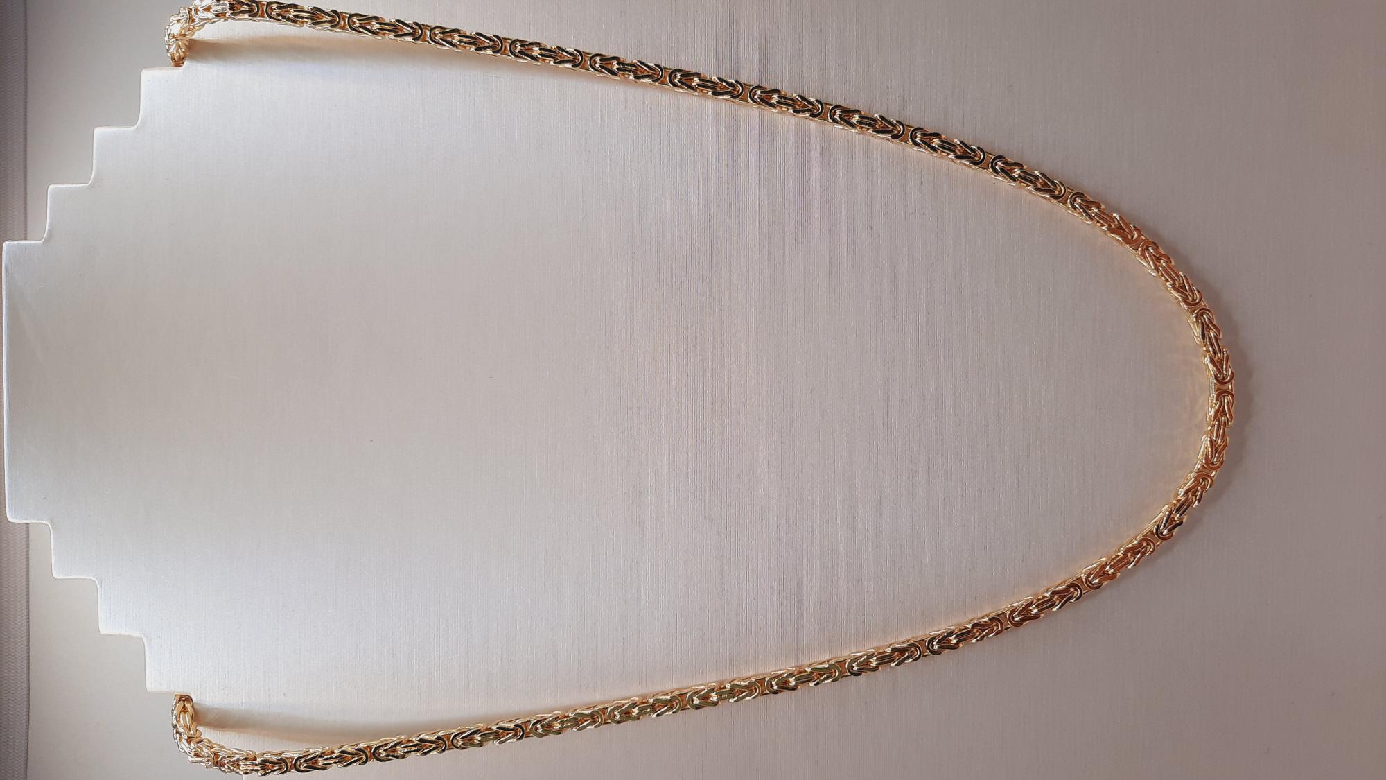 Deze prachtige gouden koningsketting, modelnummer BREA-0001288, is gemaakt van 14-karaats goud en weegt 22,48 gram. Met een lengte van 65 cm en een breedte van 3,5 mm is het een opvallend sieraad. Perfect te dragen als statement piece op een eenvoudige outfit of om te layeren met andere kettingen voor een trendy look.