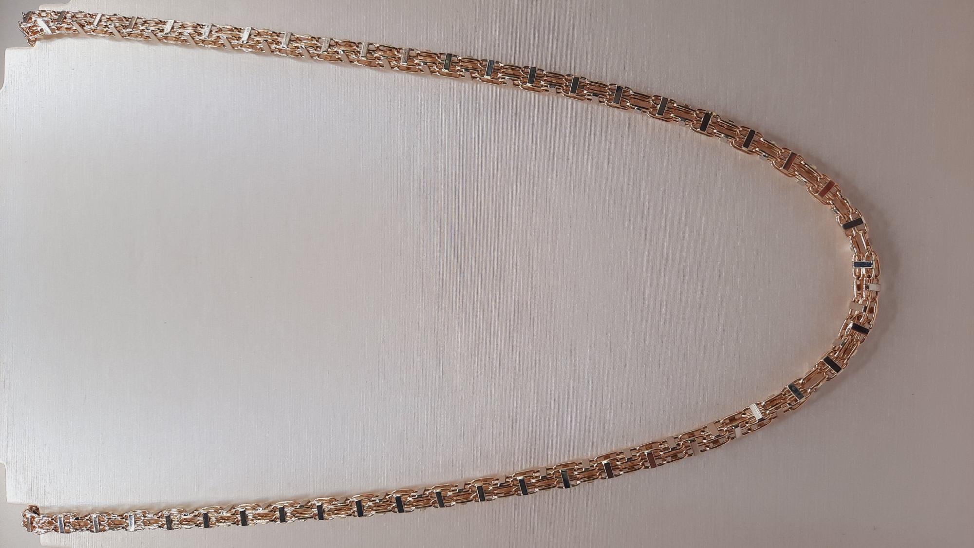 De gouden Magnum ketting, modelnummer BREA-RDL-0002853, is een hoogwaardige 14-karaats gouden ketting met een glanzende afwerking. Met een breedte van 4,5 mm en een lengte van 65 cm straalt dit juweel luxe uit. Het is perfect voor dagelijks gebruik of speciale gelegenheden. Draag het als statement stuk of als elegante toevoeging aan je outfit.