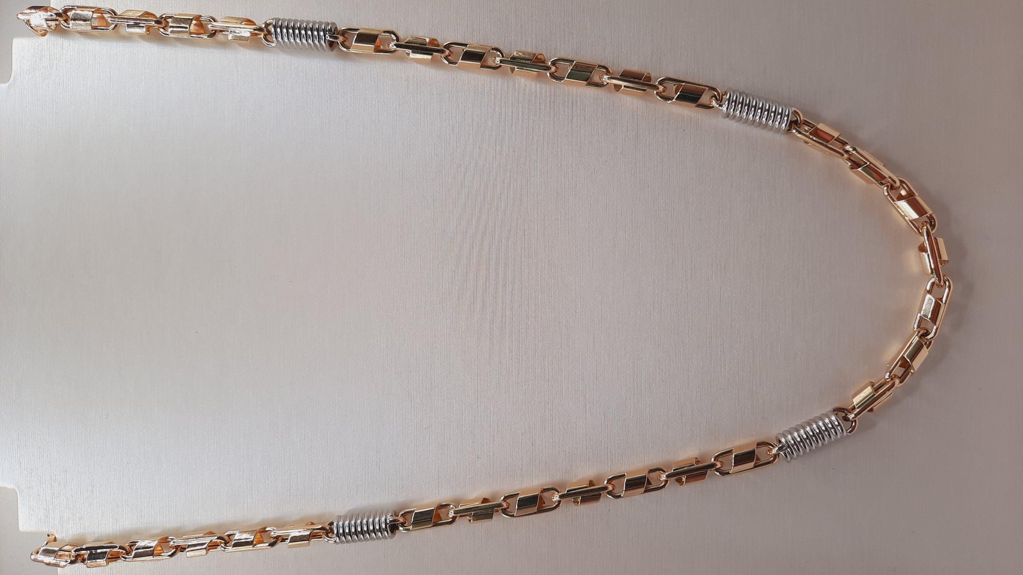 De gouden ketting met modelnummer 0002448 is een elegante ketting van 14 karaats goud. Het sieraad heeft een lengte van 60 cm, een diameter en breedte van 6 mm en weegt 31,66 gram. Prachtig te combineren met zowel formele als casual outfits, voegt deze ketting een verfijnde touch toe aan elke look. Perfect voor dagelijks gebruik.