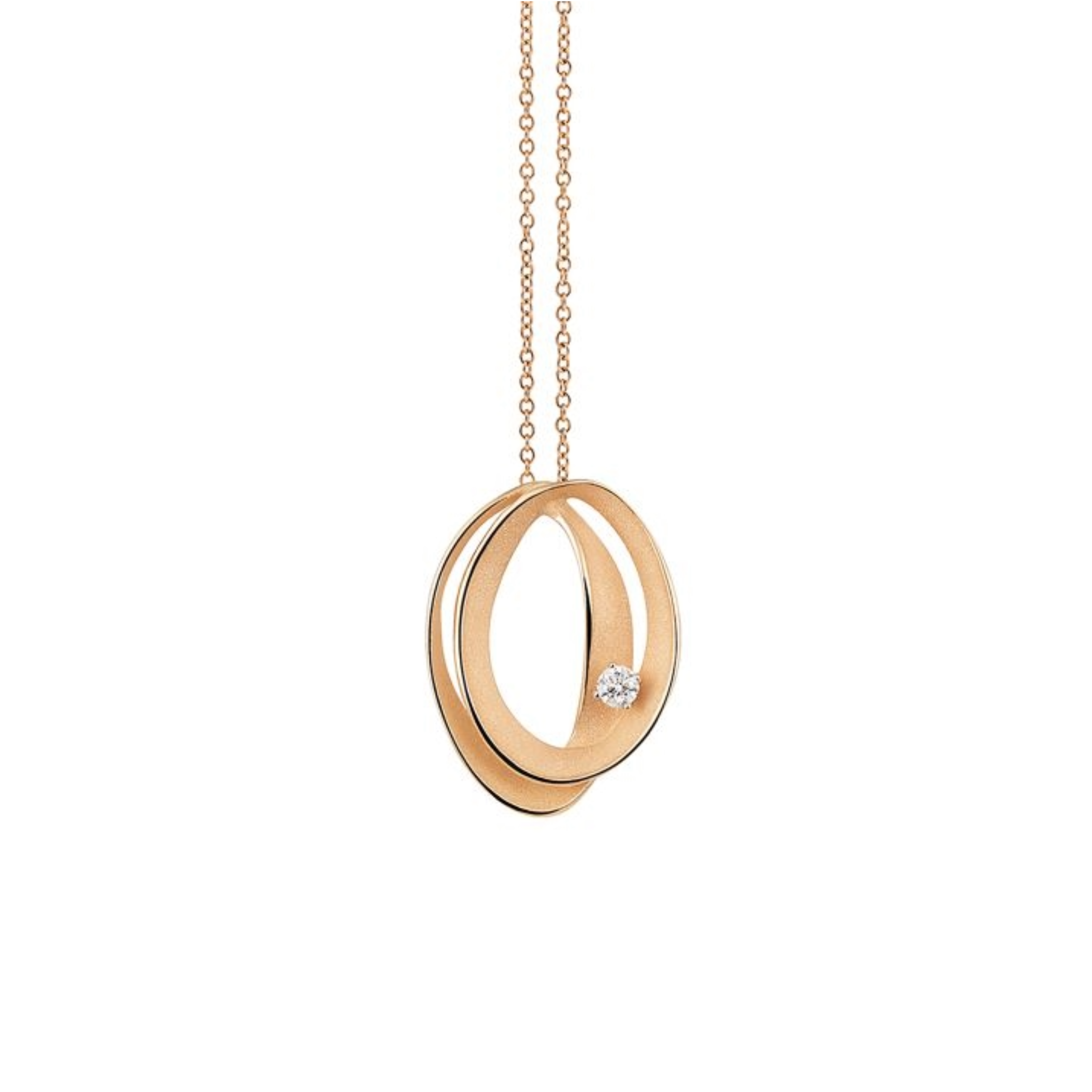 18krt gouden collier met 1 diamant 0,07crt uit de Dune Collectie van AnnaMaria Cammilli. De kleur van het collier en de hanger is orange apricot, een zachte oranje kleur, zo delicaat als de kleur van een abrikoos. Voor een verfijnde impact op de huid.

Referentienummer: GPE3666J
