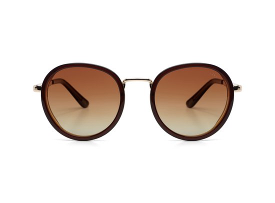 De Ikki zonnebril model 36-34 is een stijlvolle accessoire die perfect past bij elke outfit. Met een modern ontwerp en hoogwaardige materialen biedt deze zonnebril optimale bescherming tegen de zon. Draag hem op zonnige dagen voor een trendy look of combineer hem met casual kleding voor een extra touch aan je outfit. Een must-have accessoire!