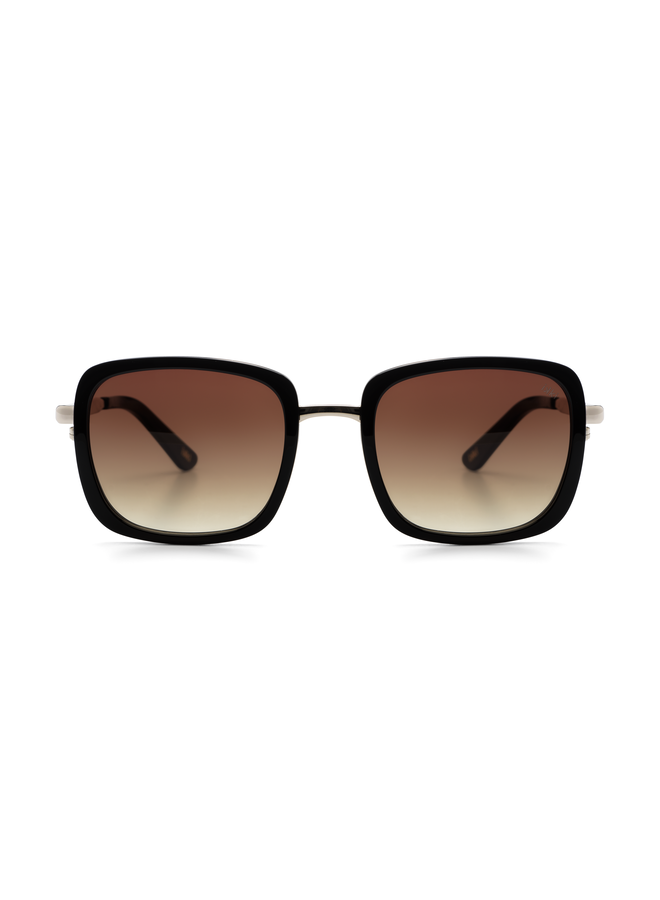 De Ikki Zonnebril 23-1, modelnummer IKKI23-1, valt onder de categorie ACCESSOIRES en is van het type ZONNEBRIL. Deze stijlvolle zonnebril biedt optimale bescherming tegen de zon en voegt een modieuze touch toe aan elke outfit. Draag hem op zonnige dagen voor zowel casual als elegante gelegenheden voor een trendy en verfijnde look.