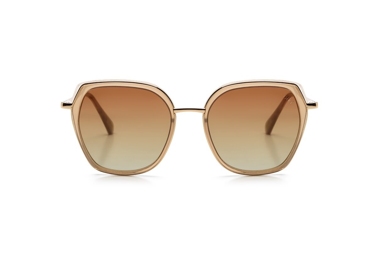 De Ikki Zonnebril IKKI73-19 is een stijlvolle accessoire uit de categorie zonnebrillen. Deze zonnebril biedt optimale UV-bescherming en heeft een trendy design, perfect voor zonnige dagen. Draag hem casual met een zomerse outfit of voeg een fashionable touch toe aan je zakelijke look. Een must-have accessoire voor zowel dagelijks als speciaal gebruik.