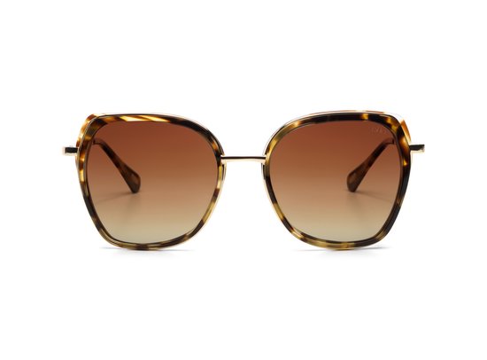 De Ikki Zonnebril model IKKI73-11 is een stijlvolle accessoire uit de categorie ACCESSOIRES, specifiek ontworpen als ZONNEBRIL. Perfect voor zonnige dagen, biedt deze zonnebril niet alleen bescherming maar ook een modieus tintje aan elke outfit. Draag het met casual of formele kleding voor een elegante uitstraling die je look compleet maakt.