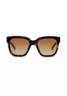 De Ikki Zonnebril 80-6 is een stijlvolle accessoire in de categorie zonnebrillen. Het model IKKI80-6 biedt een trendy look en uitstekende UV-bescherming. Draag deze zonnebril bij zonnig weer voor zowel casual als chique gelegenheden. Combineer hem met jouw favoriete outfit voor een moderne uitstraling en optimale bescherming tegen de zon.