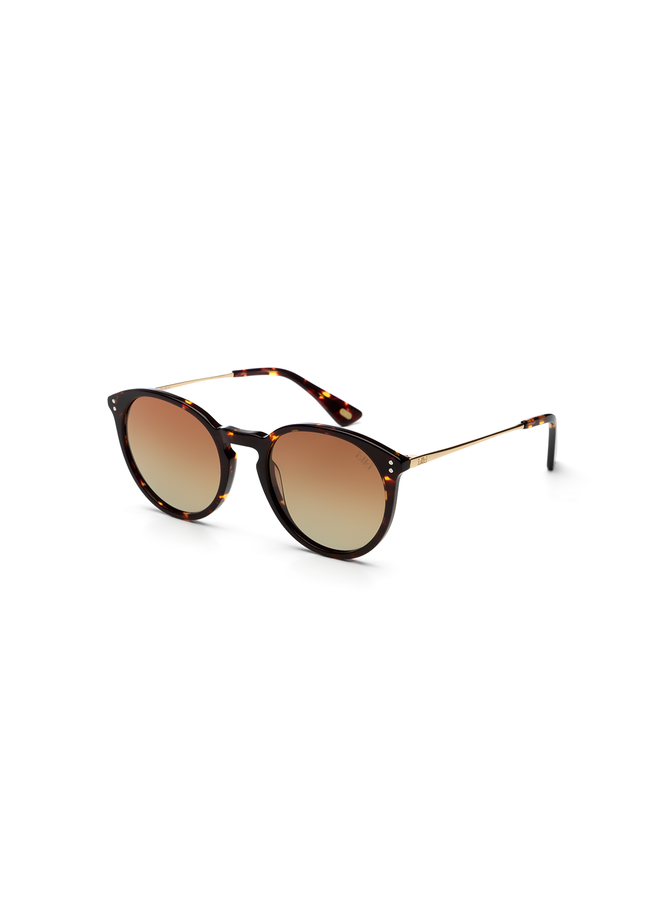 De Ikki Zonnebril 82-5, modelnummer IKKI82-5, biedt stijl en bescherming in één. Kenmerkend door het ACCESSORIES_TYPE: ZONNEBRILLEN, is dit accessoire een must-have in de categorie ACCESSOIRES. Draag deze zonnebril met casual of formele outfits voor een moderne look en bescherming tegen de zon. Perfect voor dagelijkse avonturen of zomerse uitstapjes.