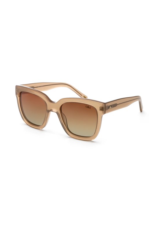 De Ikki zonnebril model IKKI80-3 is een stijlvolle accessoire die jouw outfit compleet maakt. Deze zonnebril valt onder de categorie ACCESSOIRES en is specifiek ontworpen als ZONNEBRIL. Het beste kan je deze zonnebril dragen tijdens zonnige dagen om je ogen te beschermen tegen UV-stralen, terwijl je er modieus uitziet. Een onmisbaar item voor iedere garderobe!