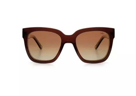 De Ikki zonnebril model IKKI80-4, onderdeel van ACCESSOIRES, is een stijlvolle zonnebril in de categorie ZONNEBRILLEN. Perfect voor een zonnige dag, biedt hij bescherming tegen UV-straling en voegt hij een modieuze touch toe aan je look. Draag het met je favoriete zomeroutfit voor een casual chique uitstraling. Ideaal voor stranddagen of stadswandelingen!