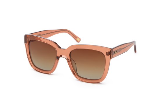 De iKKi zonnebril Holly 80-1 Transparent Pink/Gradient Brown, modelnummer IKKI80-1, is een stijlvol accessoire dat valt onder de categorie ACCESSOIRES als ZONNEBRIL. Deze zonnebril heeft een transparant roze montuur met bruin kleurverloop glazen. Draag het als een trendy aanvulling op je zomerse outfit voor een elegante look. Perfect voor zonnige dagen!