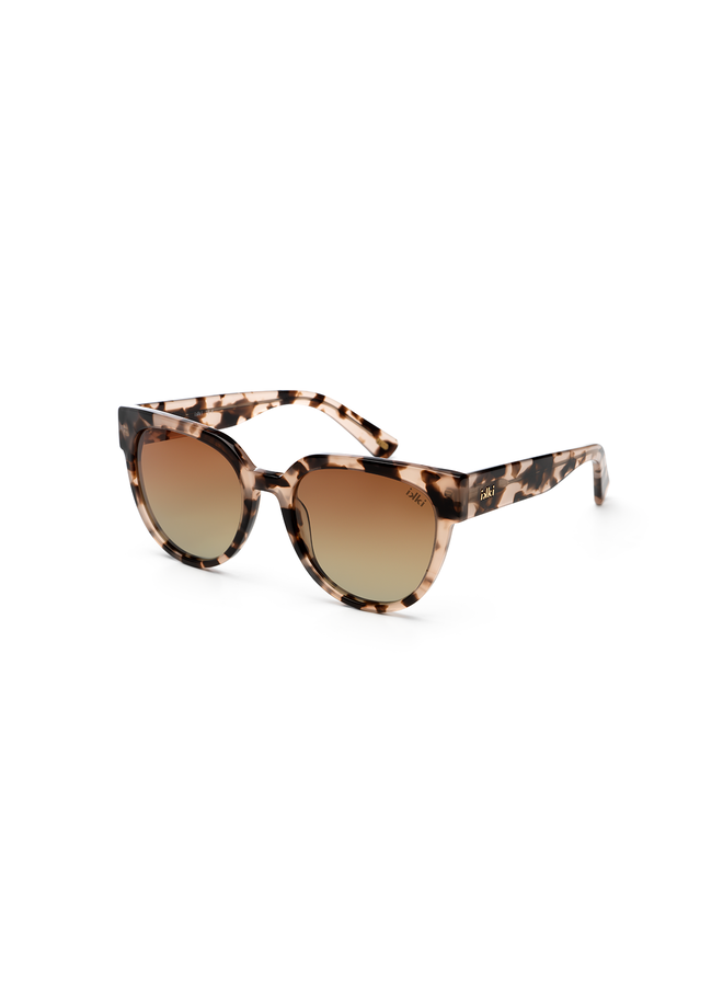De IKKI zonnebril model IKKI78-4 valt onder de categorie ACCESSOIRES en is van het type ZONNEBRIL. Deze stijlvolle zonnebril biedt bescherming tegen de zon en voegt een modieuze touch toe aan elke outfit. Combineer het met een casual of chique look voor een trendy uitstraling. Perfect passend voor dagelijks gebruik of stranduitjes.