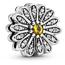 De Pandora Bedel Bloem 798766C01 is een verfijnd sieraad dat ideaal is als hanger. Met zijn elegante bloemenontwerp voegt het een vleugje charme toe aan elke outfit. Draag het aan een ketting of armband voor een subtiele, maar stijlvolle look. Perfect voor dagelijks gebruik of speciale gelegenheden, het completeert elke sieradencollectie. 