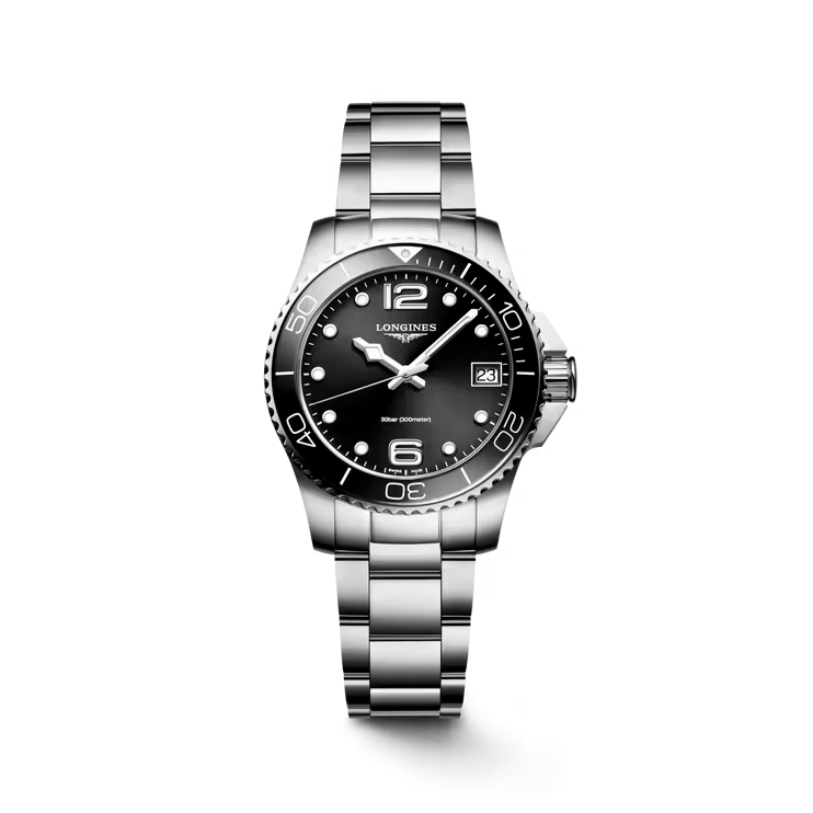 Dit Longines horloge behoort tot de HydroConquest collectie.
Referentienummer: L3.370.4.56.6

De Longines is voorzien van een Quartz uurwerk. De kast en band zijn gemaakt van roestvrij staal. Het horloge heeft een diameter van 34 mm en is getest op een waterdichtheid van 30 ATM / 300 meter. Het horloge is dus perfect geschikt als duikershorloge. De band is gemaakt van roestvrij staal. Dankzij de Super- LumiNova op de wijzers en indexen is het horloge ook in het donker duidelijk af te lezen. Het horloge heeft een krasbestendig saffierglas met meerdere lagen anti-reflecterende coating aan beide zijden

