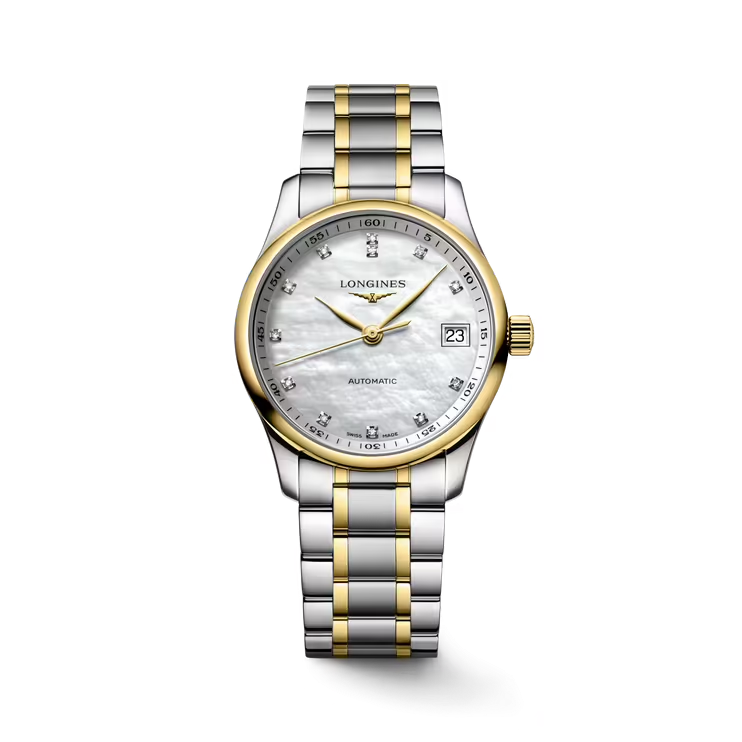 Dit Longines horloge behoort tot de The Master collectie.
Referentienummer: L2.357.5.87.7

De Longines is voorzien van een automatisch kaliber L888 uurwerk met een gangreserve van 72 uur. De kast en band zijn gemaakt van roestvrij staal met een 18 karaats gouden cap. Het horloge heeft een diameter van 34 mm en is getest op een waterdichtheid van 3 ATM / 30 meter. De witte mother-of-pearl wijzerplaat is voorzien van 12 top-wesselton VS-SI diamanten met een totaal van 0.055ct.Het horloge heeft een krasbestendig saffierglas met meerdere lagen anti-reflecterende coating aan beide zijden

Horloges van Longines met automatische uurwerken genieten van een verlengde fabricagegarantie van 5 jaar. Deze langere garantieperiode onderstreept de uitzonderlijke kwaliteit en het vakmanschap van de automatische uurwerken van Longines.
