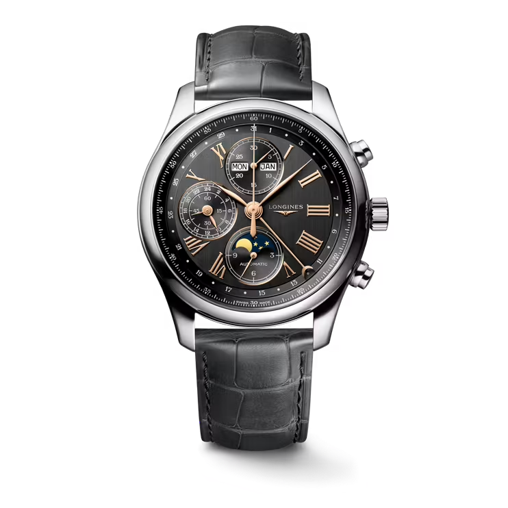 Dit Longines horloge behoort tot de Master collectie.
Referentienummer: L2.773.4.61.2 

De Longines is voorzien van een automatisch kaliber L687 uurwerk met een gangreserve van 66 uur. De kast is gemaakt van roestvrij staal en de antraciete band van leer. Het horloge heeft een diameter van 42 mm en is getest op een waterdichtheid van 3 ATM / 30 meter. Met een wijzer met halve maan wordt in de wijzerplaat de datum aangeduid. Het horloge heeft een kleine seconde wijzer op 9 uur en een maanfase op 6 uur. Het horloge heeft een krasbestendig saffierglas met meerdere lagen anti-reflecterende coating aan beide zijden

Horloges van Longines met automatische uurwerken genieten van een verlengde fabricagegarantie van 5 jaar. Deze langere garantieperiode onderstreept de uitzonderlijke kwaliteit en het vakmanschap van de automatische uurwerken van Longines.