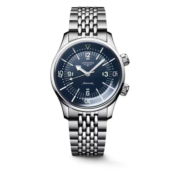 Dit Longines horloge behoort tot de Legend Diver collectie.
Referentienummer: L3.764.4.90.7

De LONGINES Legend Diver werd oorspronkelijk ontworpen voor onderwaterverkenning, maar levert zowel onder water als op het land uitmuntende prestaties. Sinds zijn creatie in 1959 is het horloge, gekenmerkt door een tijdloos ontwerp en geavanceerde prestaties, uitgegroeid tot een waar icoon van de horloge-industrie. De twee kronen en de interne roterende bezel springen meteen in het oog. LONGINES was de eerste om de bezel binnenin de horlogekast te plaatsen en zo te voorkomen dat de instellingen onopzettelijk worden gewijzigd door schokken of bepaalde handelingen. Deze toolwatches worden aangedreven door exclusieve LONGINES-kalibers uitgerust met een siliconen balansveer. De collectie is verkrijgbaar in verschillende maten, materialen en kleuren.