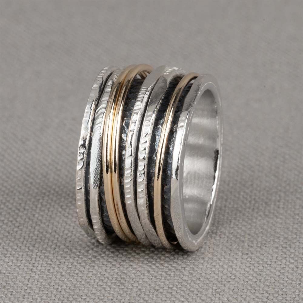 Bijzondere ring gemaakt van (geoxideerd) 925 sterling zilver en Goldfilled. De losse ringetjes in het midden van de ring kunnen bewegen, dit zorgt voor een speels effect. Onder de ring is gebruik gemaakt van geoxideerd zilver. Doordat de ringen speels bewegen, is het mogelijk dat de geoxideerde laag na verloop van tijd vervaagd. 