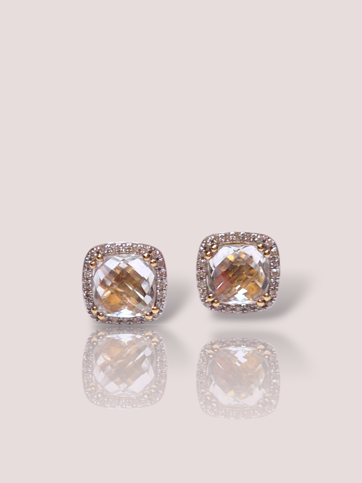 Deze prachtige vintage oorstekers van Diamond Point zijn gemaakt van 14k geel en wit goud en zijn versierd met topaas en diamanten. De oorstekers hebben een klassiek en tijdloos ontwerp dat perfect bij elke outfit past. Draag ze naar een chique diner of een feestelijke gelegenheid om je look extra elegantie te geven. Met deze oorstekers straal je gegarandeerd!