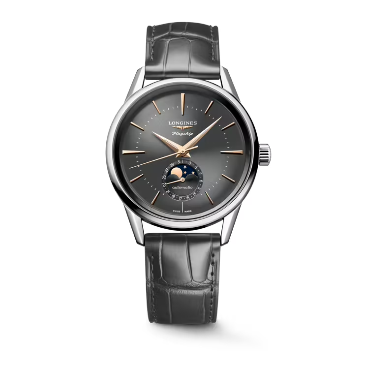 Dit Longines horloge behoort tot de Flagship Heritage collectie.
Referentienummer: L4.815.4.52.2

Dit Longines horloge is uitgerust met een automatisch L899 uurwerk met een gangreserve van 72 uur. Het horloge heeft een stalen kast met een diameter van 38,5MM en heeft een grijze alligator leren band. De grijze wijzerplaat is versierd met roségoudkleurige wijzers en indexen die zorgen voor een chique look, afgemaakt door de maanfase op 6 - uur. De wijzers en indexen zijn subtiel voorzien van Zwitsers Super-LumiNova® voor een betere leesbaarheid in het donker. Het horloge is getest op een waterdichtheid van 3 ATM / 30 M en is voorzien van een krasvrij saffierglas met een anti-reflectieve coating aan beide zijden.

Sinds de lancering van de Flagship-collectie in 1957 heeft elk model een 18-karaats gouden medaillon op de achterkant van de kast met een afbeelding van een karveel - het embleem van de lijn - die onder vol zeil over een levendig blauwe geëmailleerde zee vaart. Het nauwgezette en zorgvuldige proces om dit medaillon te maken getuigt van traditionele ambachtelijke knowhow.