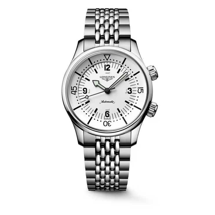 Dit Longines horloge behoort tot de Legend Diver collectie.
Referentienummer: L3.764.4.16.6

De Longines is voorzien van een automatisch kaliber L888 uurwerk met een gangreserve van 72 uur. De kast en band zijn gemaakt van roestvrij staal. Het horloge heeft een diameter van 39 mm en is getest op een waterdichtheid van 30 ATM / 300 meter. Het horloge is dus perfect geschikt als duikershorloge. Dankzij de Super- LumiNova op de wijzers en indexen is het horloge ook in het donker duidelijk af te lezen. Het horloge heeft een krasbestendig saffierglas met meerdere lagen anti-reflecterende coating aan beide zijden

Horloges van Longines met automatische uurwerken genieten van een verlengde fabricagegarantie van 5 jaar. Deze langere garantieperiode onderstreept de uitzonderlijke kwaliteit en het vakmanschap van de automatische uurwerken van Longines

