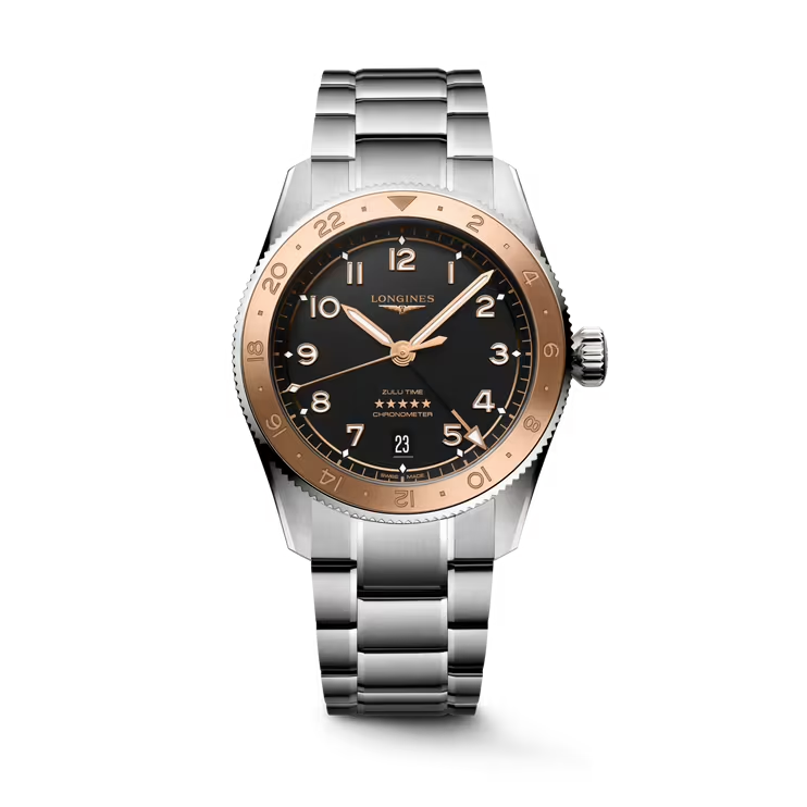 Dit Longines horloge behoort tot de Spirit collectie.
Referentienummer:  L3.803.5.53.6

De Longines is voorzien van een automatisch kaliber L844.4 uurwerk met een gangreserve van 72 uur. De kast is gemaakt van roestvrij staal en 18-karaats roségouden cap 200 en de band van edelstaal. Het horloge heeft een diameter van 39 mm en is getest op een waterdichtheid van 10 ATM / 100 meter. Dankzij de Super- LumiNova op de wijzers en indexen is het horloge ook in het donker duidelijk af te lezen. Het horloge heeft een krasbestendig saffierglas met meerdere lagen anti-reflecterende coating aan beide zijden. Dit horloge heeft een mat zwarte wijzerplaat met vergulde wijzers en indexen. Het automatische uurwerk is COSC Chronometer gecertificeerd.

Horloges van Longines met automatische uurwerken genieten van een verlengde fabricagegarantie van 5 jaar. Deze langere garantieperiode onderstreept de uitzonderlijke kwaliteit en het vakmanschap van de automatische uurwerken van Longines.

Maak u klaar om op te stijgen met de LONGINES ZULU TIME 1925: een echt GMT-horloge ter gelegenheid van de 100e verjaardag van het eerste polshorloge met dubbele tijdweergave. Net als onze Ambassador of Elegance, Henry Cavill, blijft u verbonden, zelfs als u ver weg bent.
