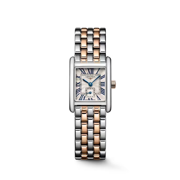 Dit Longines horloge behoort tot de Mini DolceVita collectie.
Referentienummer: L5.200.5.71.7

De Longines is voorzien van een L178 Quartz uurwerk. De kast is gemaakt van roestvrij staal met 18-karaats rosegouden kroon, en een band van Roestvrij staal en 18-karaats rosegouden cap 200. De kast heeft een diameter van 21,50 x 29,00 mm en is getest op een waterdichtheid van 3 atm / 30 meter. De Zilver 'flinqué' wijzerplaat is voorzien van romeinse indexen met blauwe wijzers en een kleine secondewijzer op 6 uur.