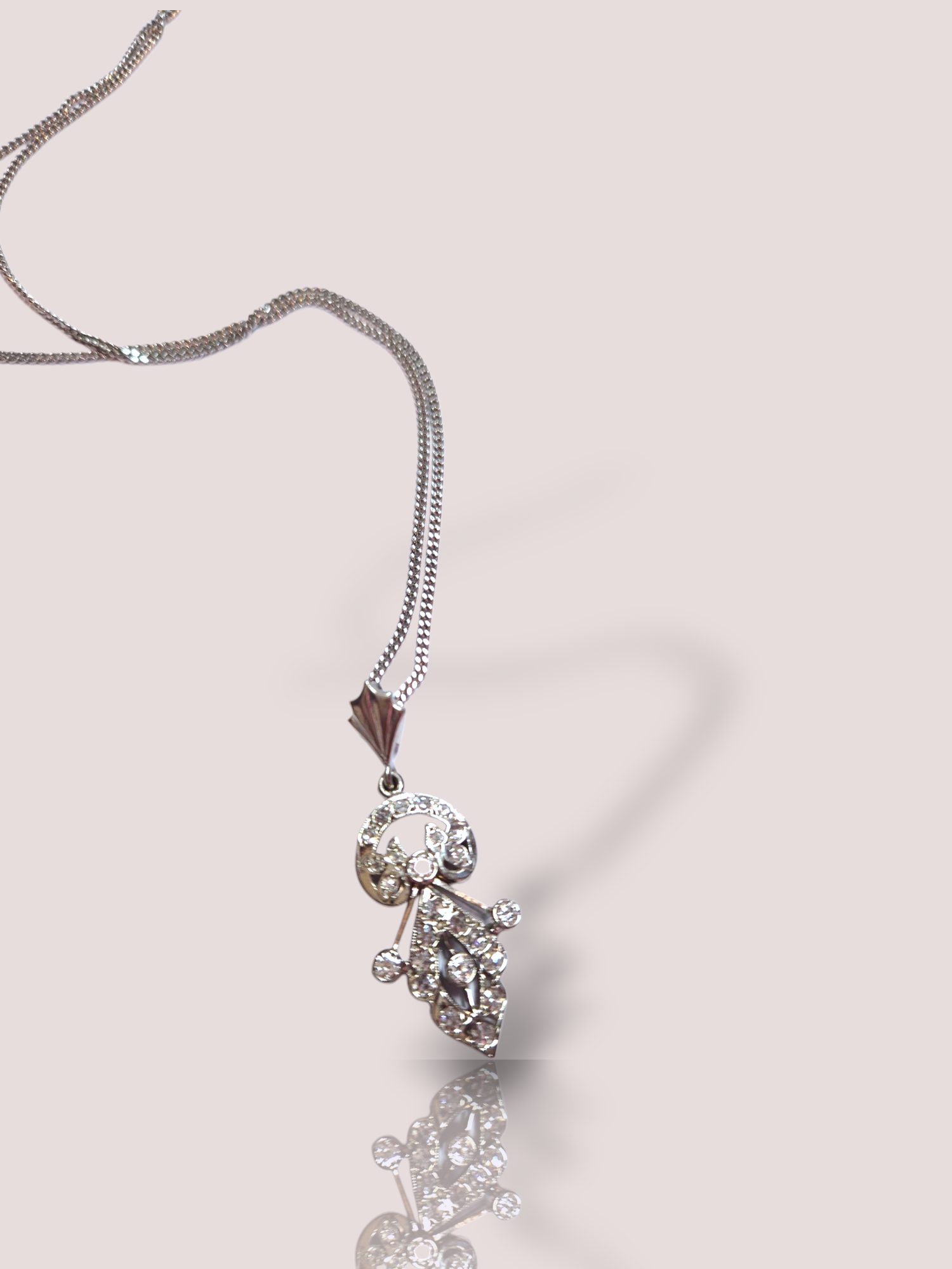 Deze Vintage 14k wit gouden diamanten hanger is een schitterend sieraad van ongekende elegantie. Draag deze prachtige hanger aan een fijne wit gouden ketting voor een verfijnde en tijdloze uitstraling. Perfect voor zowel dagelijks gebruik als speciale gelegenheden.

De hanger is 4 cm lang en 1,5 cm breed. De hanger bevat 25 briljant geslepen diamanten van verschillende formaten.