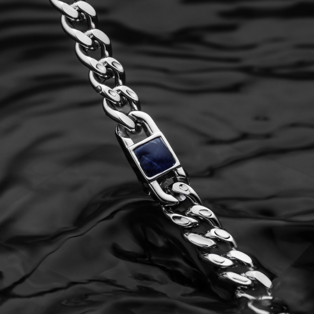 Our striking Bodyguards bracelet made of solid stainless steel in silver and double inlay made of real marble is the perfect match for you. This jewelry is more than just an accessory, it is a statement, protective shield and style statement all in one.